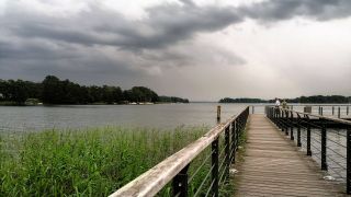 Archivbild: Dunkle Wolken über dem Scharmützelsee. (Quelle: imago images/Gudath)