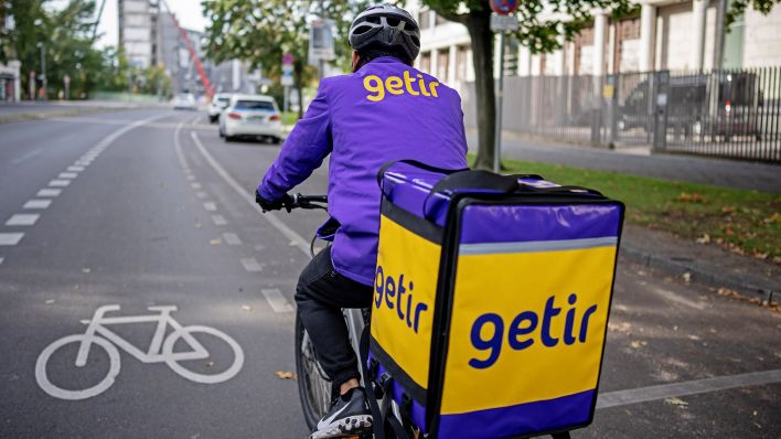 Symbolbild:Ein Lieferfahrer des türkischen Lieferdienstes „Getir“ fährt mit seinem Fahrrad durch die Haupstadt.(Quelle:picture alliance/dpa/M.Kappeler)
