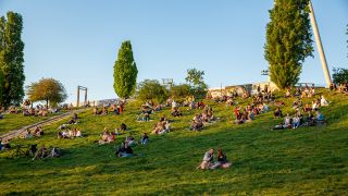 Symbolbild: Zahlreiche Menschen sitzen im Mauerpark und genießen das gute Wetter. (Quelle: dpa/Matzka)