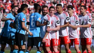 Spieler von Leverkusen und Berlin bereiten sich auf Ecke vor (Bild: picture alliance/Eibner-Pressefoto)
