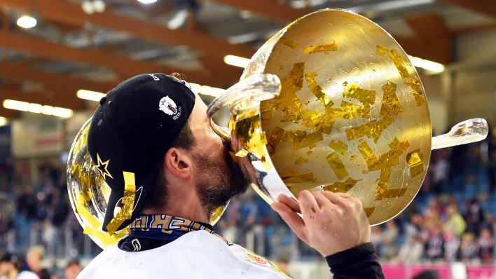 Eisbären Berlin feiern die deutsche Meisterschaft (Quelle: picture alliance/dpa | Carmen Jaspersen)