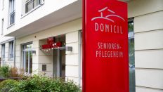 Symbolbild: An dem Gebäude steht der Schriftzug "Domicil Seniorenpflegeheim". (Quelle: dpa/Christophe Gateau)