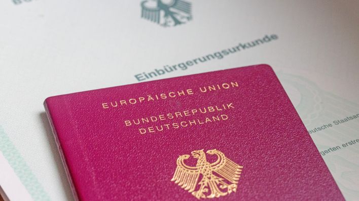 Symbolbild: 02.02.2024, Berlin: Eine Einbürgerungsurkunde der Bundesrepublik Deutschland und ein deutscher Reisepass liegen auf einem Tisch am 02.02.2024.(Quelle: dpa/Fernando Gutierrez-Juarez)