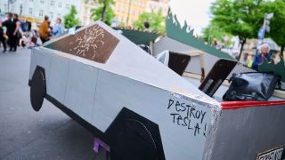 28.04.2024, Berlin: «Destroy Tesla!» (Tesla zerstören) steht auf einem aus Pappe gefertigten Tesla. (Quelle: dpa/Annette Riedl)