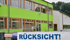 Das Wort «Rücksicht» steht am 20.08.2024 auf einem Transparent vor der Grund- und Oberschule im Spreewaldort Burg. (Quelle: dpa/Patrick Pleul)