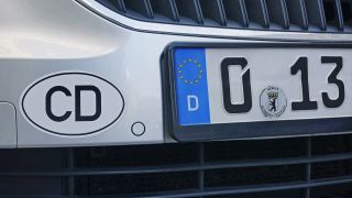 Symbolbild:Ein Fahrzeug mit einem Diplomaten-Kennzeichen und Aufkleber in Berlin.(Quelle:imago images/Steinach)
