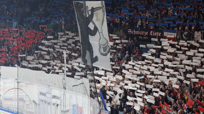 Choreo der Eisbären-Fans: Der Traum vom zehnten Meistertitel der Vereinsgeschichte lebt (Quelle: IMAGO / Nordphoto)