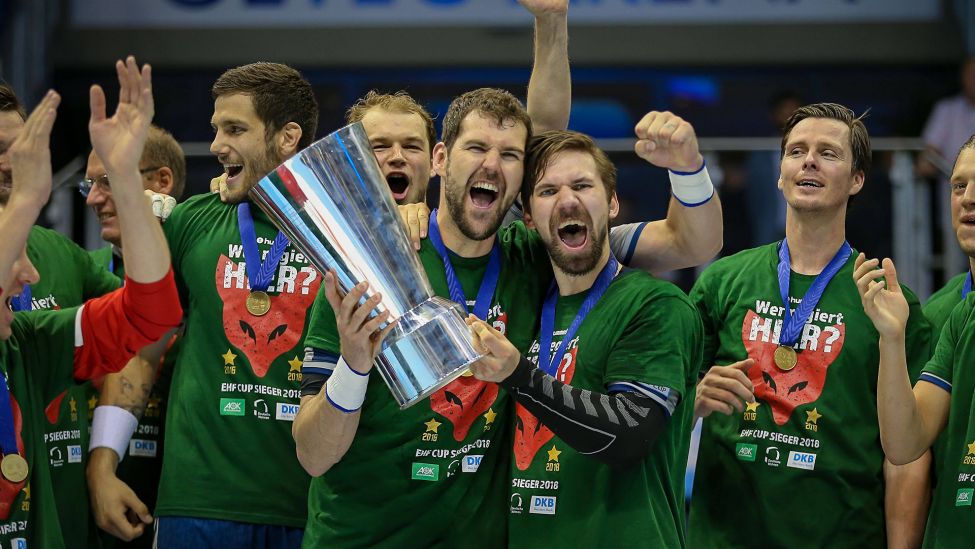 Jakov Gojun (Fuechse Berlin) und Fabian Wiede (Fuechse Berlin) jubeln nach dem gewinn des EHF Pokals. (Foto: IMAGO / Fotostand)