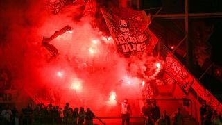 Die Fans des BFC Dynamo zünden bei einem Auswärtsspiel in Chemnitz 2022 Pyrotechnik (imago images/Picture Point)