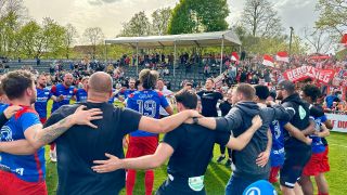 Die Spieler der SV Lichtenberg 47 feiern den Derbysieg (rbb/Friedrich Rößler)