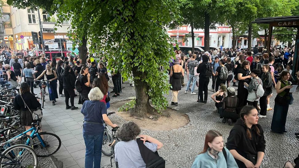 Demonstrierende am Boxhagener Platz in Berlin Friedrichshain. (Quelle: rbb)
