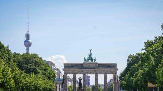 Symbolbild: Brandenburger Tor und Fernsehturm in Berlin.(Quelle: picture alliance / Geisler-Fotopress/Stefan Zeitz)