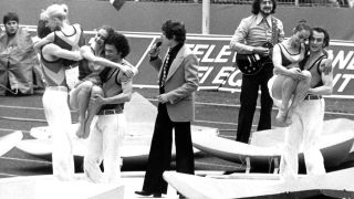 DDR-Schlagersänger Frank Schöbel (M) und einer Ballettgruppe der Berliner Staatsoper bei der WM-Eröffnung 1974 (picture alliance/dpa/Karl Schnörrer)