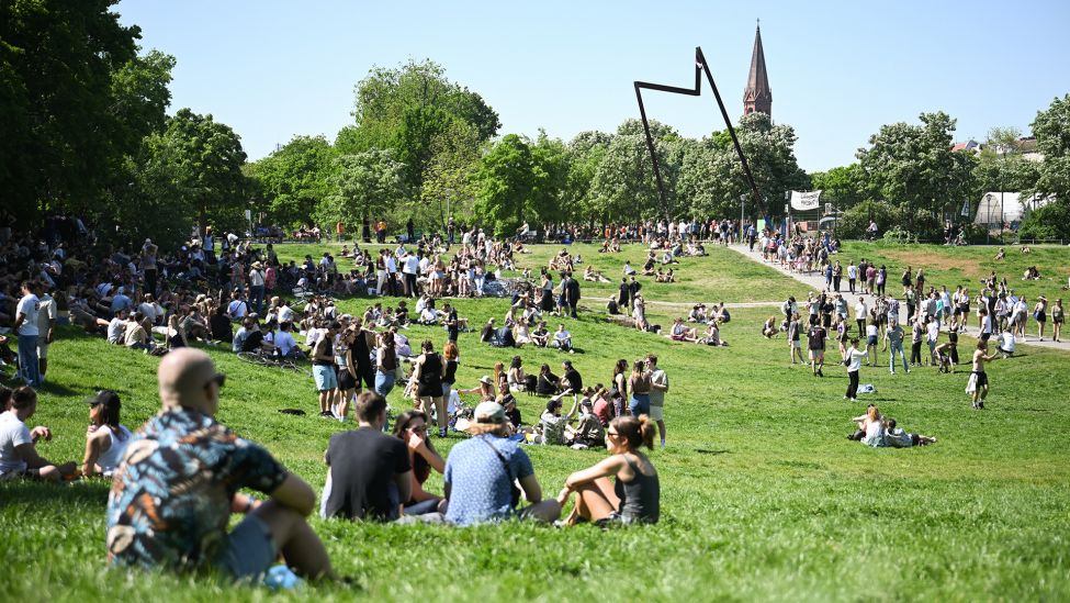 Menschen sitzen am 01.05.2024 bei Sonnenschein im Görlitzer Park in Berlin-Kreuzberg. (Quelle: dpa-Bildfunk/Sebastian Gollnow)