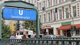Archivbild: Der U-Bahnausgang Senefelderplatz auf der Schönhauser Allee in Berlin, aufgenommen am 09.07.2012. (Quelle: dpa/XAMAX)