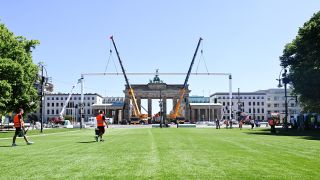 15.05.2024, Berlin: Ein riesiges Fussballtor wird vor dem Brandenburger Tor am Ende der Fanmeile für die Fussball-Europameisterschaft 2024 in Deutschland aufgebaut.(Quelle:dpa/S.C.Gollnow)