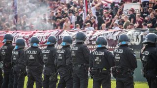 Polizisten während der Regionalliga-Partie von Energie Cottbus beim BFC Dynamo. Quelle: imago images/Beautiful Sports