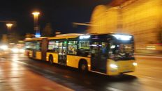 Symbolbild:Niederflurbus der BVG Berliner Verkehrsgesellschaft unterwegs nachts in Berlin.(Quelle:imago images/R.Peters)