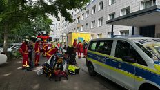 Die Berliner Feuerwehr am Samstag während eines Einsatzes in Berlin-Friedrichshain. Quelle: rbb/Russew