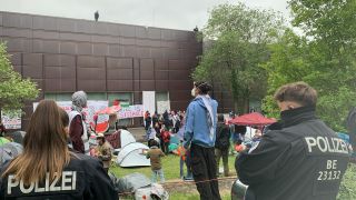 Teilnehmer stehen am 07.05.2024 während einer propalästinensischen Demonstration der Gruppe «Student Coalition Berlin» auf dem Theaterhof der Freien Universität Berlin. (Quelle: rbb/Kerstin Breinig)