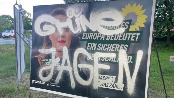 Mit "Grüne Jagen" übersprühtes Wahlplakat von Die Grünen in Neuenhagen.(Quelle: rbb/Hanno Christ)
