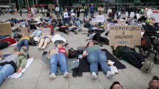 Demonstranten liegen auf dem Boden.