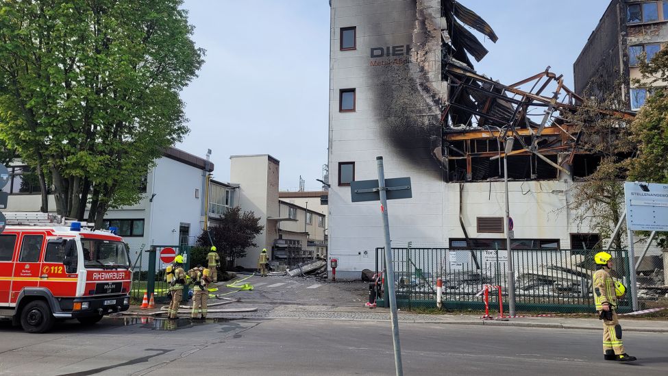 Feuerwehreinsatz nach dem Großbrand in Lichterfelde. (Quelle: rbb)
