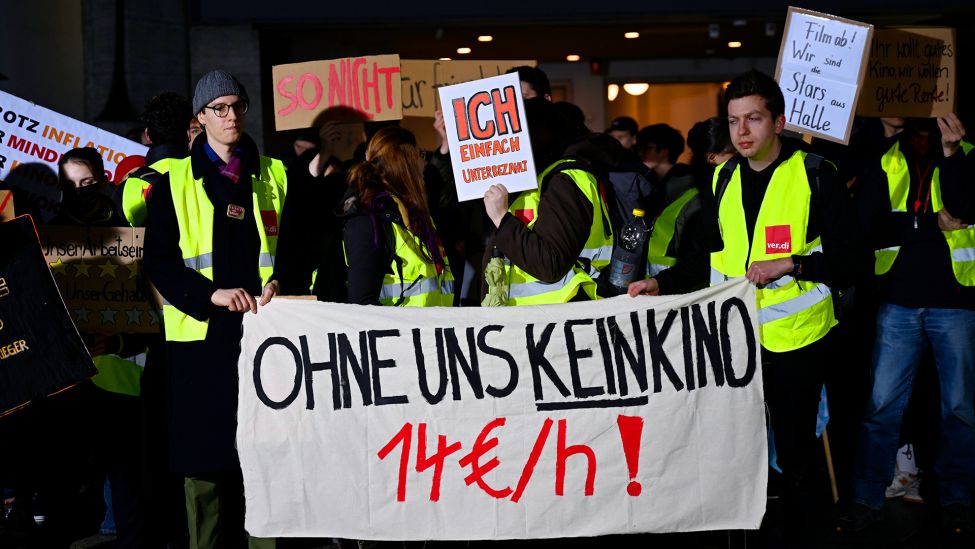 15.02.2024, Berlin: Protestierende halten ein Banner mit der Aufschrift "Ohne uns kein Kino, 14?/h". (Quelle: dpa/Monika Skolimowska)