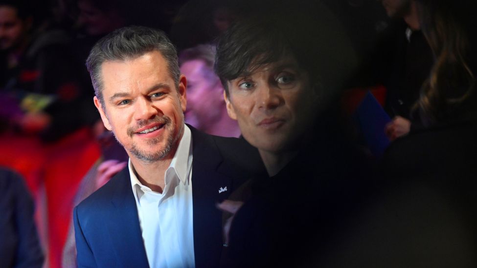 15.02.2024, Berlin: Die Schauspieler Matt Damon (l-r) und Cillian Murphy gehen am Eröffnungsabend der Berlinale über den Roten Teppich. (Quelle: dpa/Monika Skolimowska)