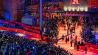 15.02.2024, Berlin: Erste Gäste stehen während der Eröffnung der 74. Berlinale auf dem roten Teppich vor dem Berlinale-Palast. (Quelle: dpa/Soeren Stache)
