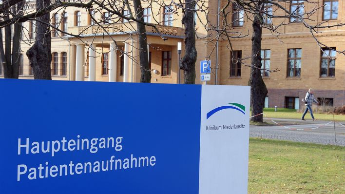 Blick auf das Klinikum Niederlausitz in Senftenberg, Foto: Bernd Settnik/dpa