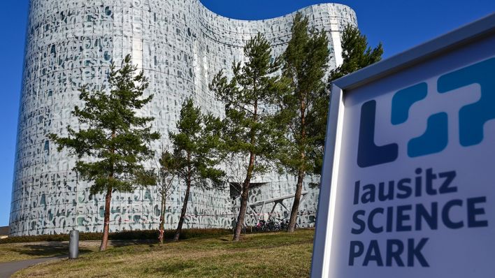 Schild mit der Aufschrift «Lausitz Science Park», Bild: dpa