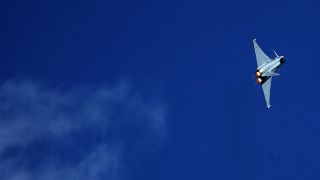 Schönefeld: Ein Eurofighter der Bundesluftwaffe zeigt auf der Internationalen Luft- und Raumfahrtausstellung ILA seine Flugeigenschaften., Foto: Wolfgang Kumm, dpa