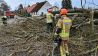 Sieversdorf: Einsatzkräfte der Freiwilligen Feuerwehr vom Amt Odervorland räumen umgestürzte Bäume von einer Straße, Bild: dpa/Patrick Pleul