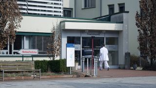 Haupteingang der Klinik Ernst von Bergmann in Bad Belzig, Foto: IMAGO / Steinach