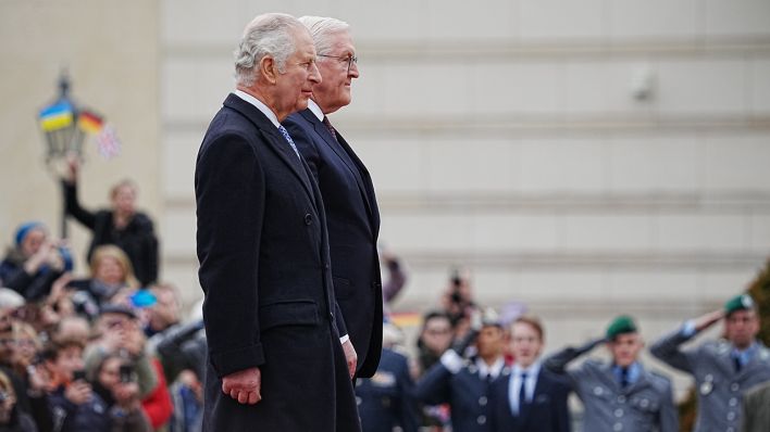 König Charles III. von Großbritannien (l) wird am Brandenburger Tor von Bundespräsident Frank-Walter Steinmeier mit militärischen Ehren begrüßt, Foto: Kay Nietfeld/dpa