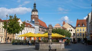 Altmarkt mit historischen Häusern und der Oberkriche St. Nikolai in Cottbus, Foto: IMAGO/Seeliger