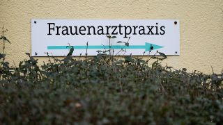 Wegweiser Frauenarztpraxis, Foto: IMAGO / rheinmainfoto