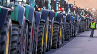 Bauern treffen sich mit ihren Traktoren zu einer Protestfahrt, Bild: dpa/Jens Büttner