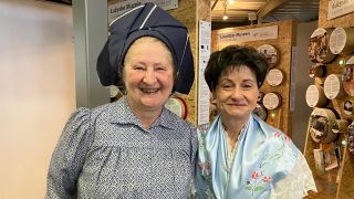 Babette Zenker und Elke Schmett präsentieren auf der Grünen Woche das Heimatmuseum aus Dissen, Bild: Antenne Brandenburg