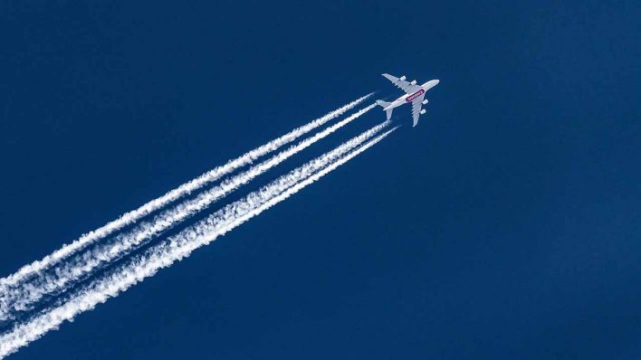 Ein Maschine der Fluglinie Emirates hinterlässt Kondensstreifen am Himmel