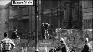 ARCHIV - Berlin: Arbeiter bauen die Mauer an der Sektorengrenze an der Bernauer Straße in Berlin, August 1961
