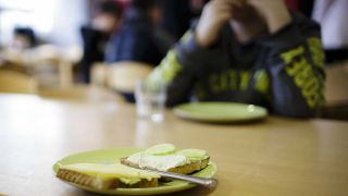 Der Berliner Verein brotZeit e.V. bietet dank ehrenamtlicher Mitarbeiter eine Schultafel mit Frühstück in einer Grundschule