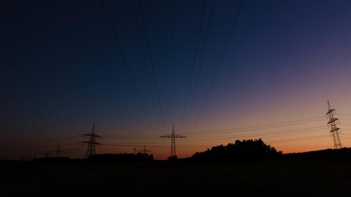 Illustration Stromausfall: Strommasten in dunkler Nacht