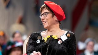 Baden-Württemberg, Staufen: Die Bundesvorsitzende der CDU, Annegret Kramp-Karrenbauer (AKK), sitzt vor dem Narrengericht