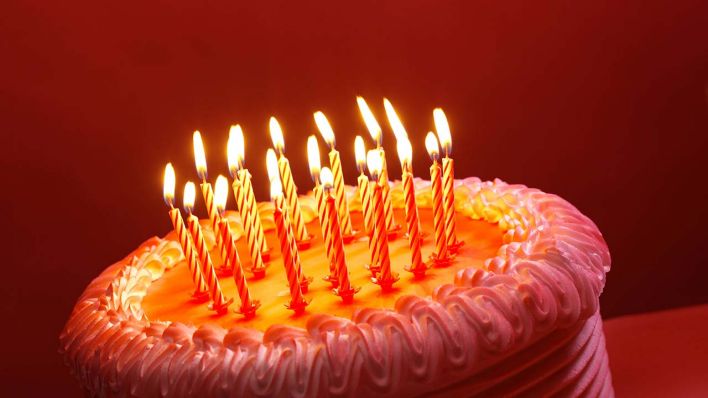 Geburtstagstorte mit brennenden Kerzen © imago/imagebroker
