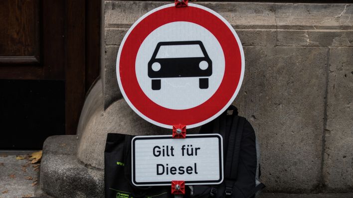 Ein Verkehrsschild "Verbot für Kraftfahrzeuge" mit dem Zusatz "Gilt für Diesel"