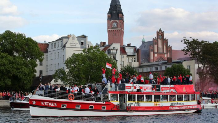 Unionfans feiern Aufstieg mit Köpenick im Hintergrund (Bild: imago images/O. Behrendt)