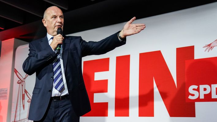 Dietmar Woidke (SPD), Ministerpräsident von Brandenburg, spricht auf der SPD-Wahlparty nach der Bekanntgabe erster Ergebnisse zur Landtagswahl in Brandenburg