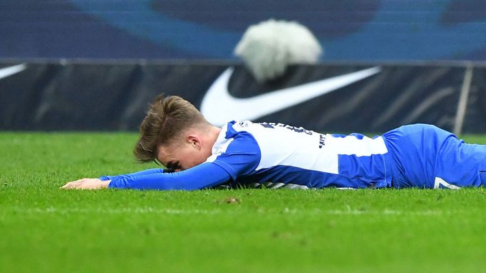 Maximilian Mittelstädt von Hertha BSC enttäuscht am Boden